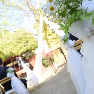 ガーデンでの人前式の会場です。
客席にもお花を。