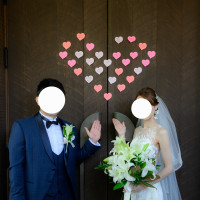 挙式会場の扉にて。新婦がサプライズでハートメッセージ。