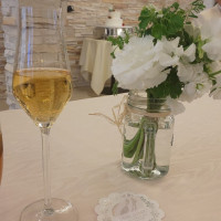 乾杯のシャンパンとお花。