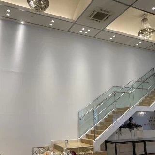 広い方の会場の階段