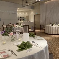 白を基調とした会場