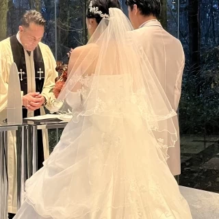 外人牧師さんが私達の結婚を祝福してくれてます