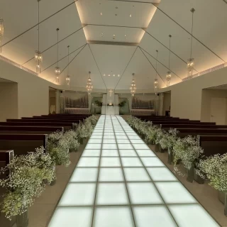 明るく天井が高い