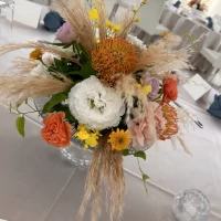 オレンジを多めの造花