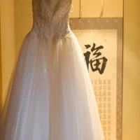 控室は宿泊部屋。ウェディングドレスが届いていました