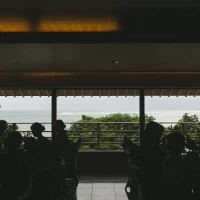 大きな窓から海が見えます