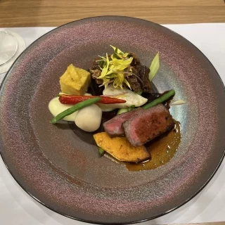 メインの牛ステーキです。
柔らかくてとても美味しかったです