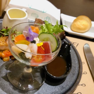 お肉は目の前で炙っていただきました。料理の説明も丁寧でした。