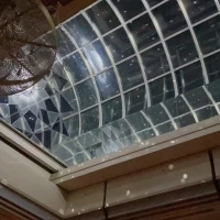 天井が空いたらキラキラと綺麗な演出であった。