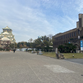 結婚式会場（右）と大阪城天守閣