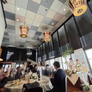 天井が高く、光が入る披露宴会場です。