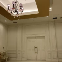 シャンデリアが綺麗です。