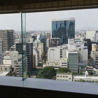 会場の窓から公園が見えます