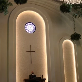 天井が高い緑あふれるチャペルです