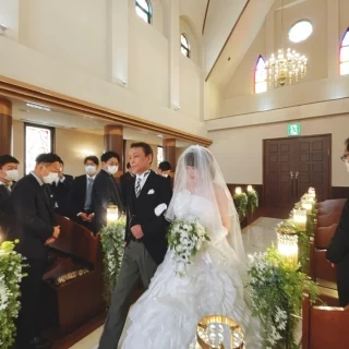 ヴァージンロードを歩いてます。