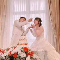 ケーキをお互い食べさせている所です♪