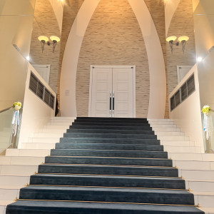大階段下から見たチャペルの入り口|644348さんのクイーンズコート グランシャリオ（営業終了）の写真(1689804)