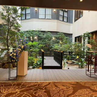 披露宴会場から見える庭、この庭をバックに挙式も可能