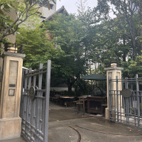 印象的な門、道からすぐでわかりやすい