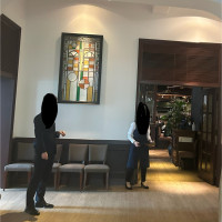 エントランス入ってすぐのロビー、クロークが右手にあり