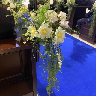 チャペルの青と花の白が合う