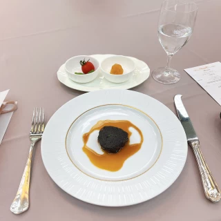 試食（男性側に和食、女性側に洋食の食べ比べ）