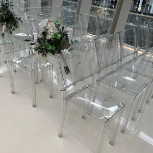 透明でスタイリッシュな椅子|644761さんのHIROSHIMA MONOLITH ～広島モノリス～の写真(1685944)