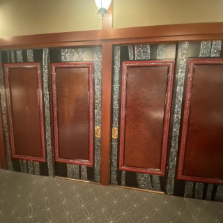 披露宴会場の扉、扉の細部まで螺鈿細工が施されてます。