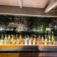別棟に、お酒が並ぶおしゃれなバーカウンターもありました。