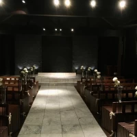 挙式会場入口の扉を開けたところから、夕方に撮影しました。