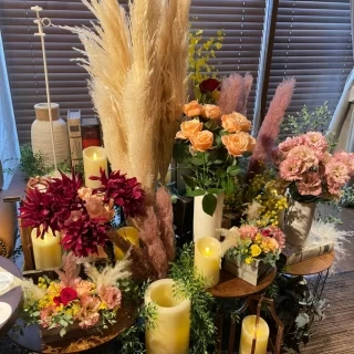 披露宴会場の花々も好みに合わせてアレンジできるようです。