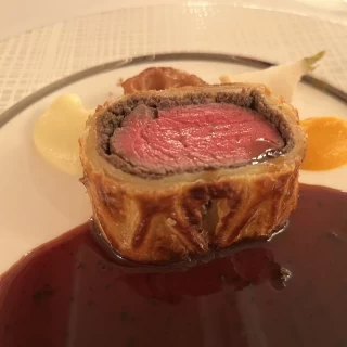 レストランで食事した名物のパイ包み焼き(試食ではない)