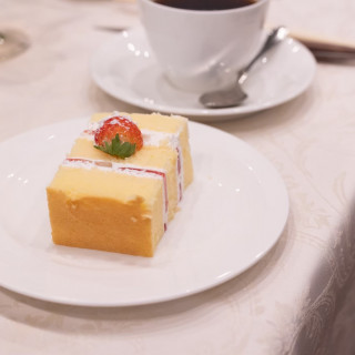 ケーキは切り分けて配ってくれます