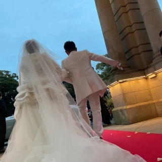 挙式の最後に、レトロカーに乗り込む新郎新婦です！