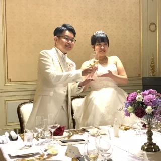 乾杯の挨拶後、カメラマンに撮影してもらってるシーン