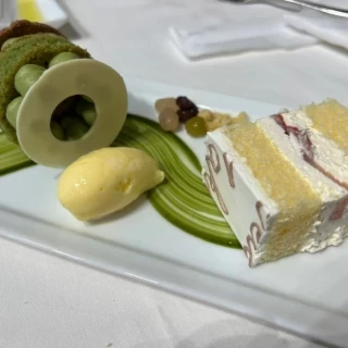 デザート（右がウェディングケーキのスライス）