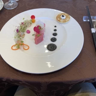 マグロの中トロを使った前菜です。