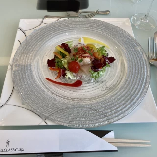前菜の、オマール海老と、焼きナスのカルパッチョです。