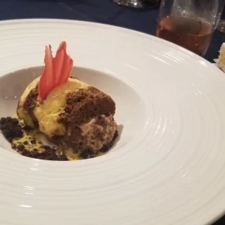 デザートのティラミスとウェディングケーキ。
