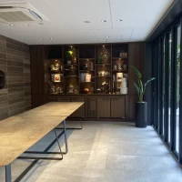 デザートビュッフェをおける広い部屋
