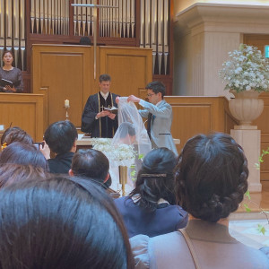 誓いのキスのためにベールをあげる|645233さんの帝国ホテル 大阪の写真(1844888)