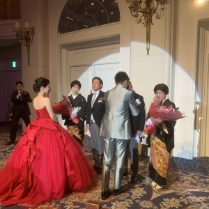 両親への花束贈呈シーン|645233さんの帝国ホテル 大阪の写真(1844898)