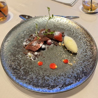 試食、デザート。いちごとチョコのムースとバニラアイス。