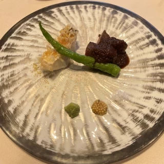 試食、鯛の鱗パリパリ焼きと牛ステーキ。