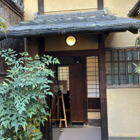 ゲスト控室となる旧三井邸2階の玄関。