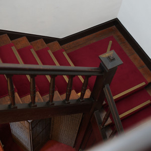 2階へ上がる階段|645373さんの三井港倶楽部の写真(1676700)