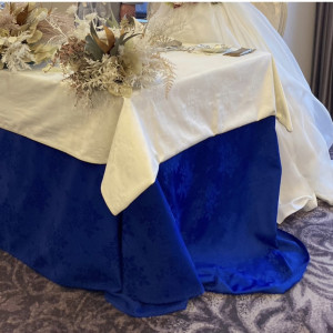 青を基調としたチャペルと高砂のテーブルです|645465さんのオーシャンビューチャペル・トーキョーベイの写真(1762908)