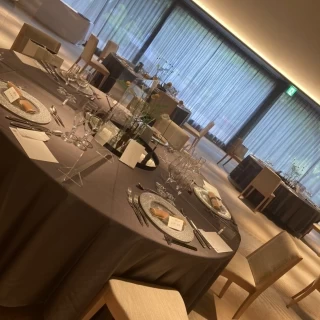 窓の大きい披露宴会場