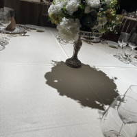 白いテーブルクロス×白い装花