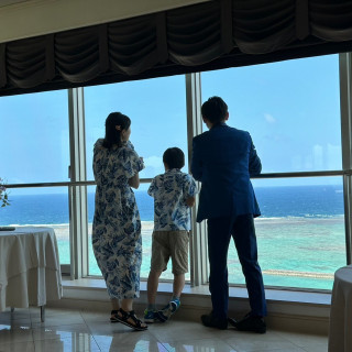 披露宴会場にて新郎と一緒に海を眺める時間も。